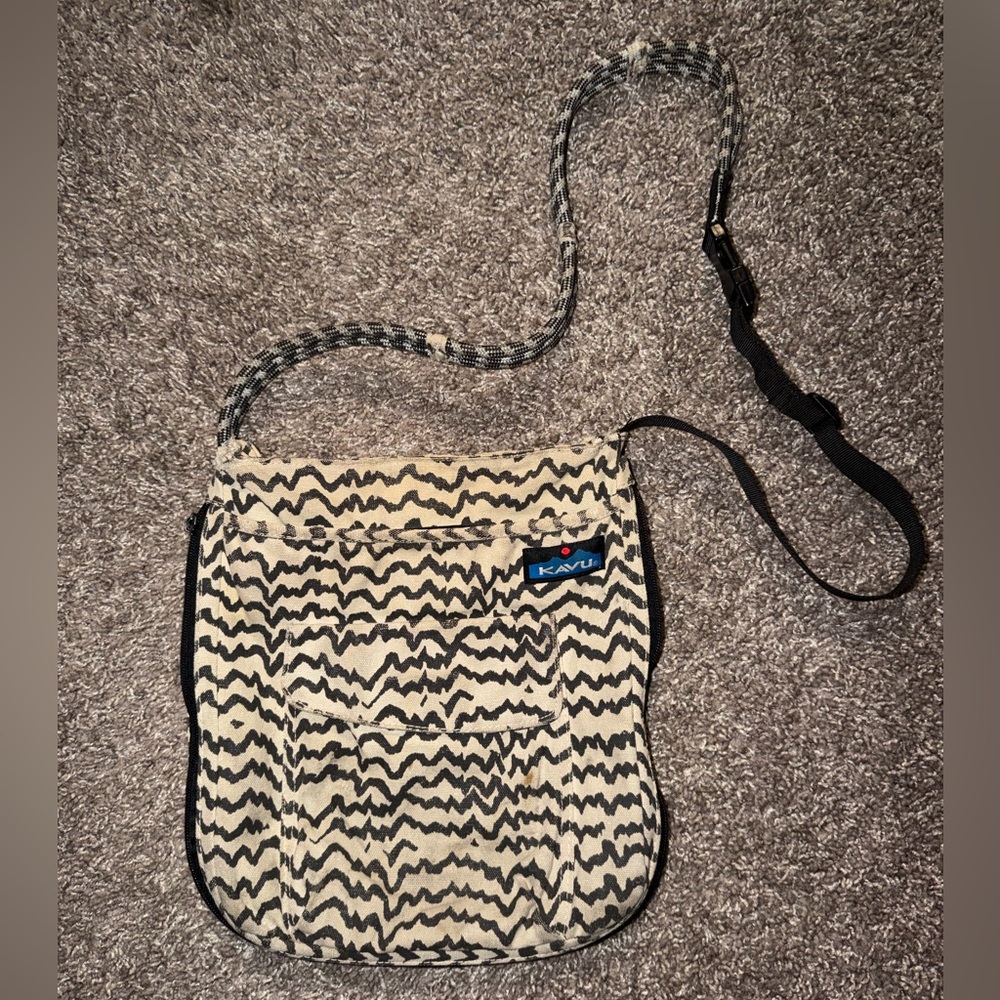 KAVU Black and Cream Zigzag Crossbody Bag